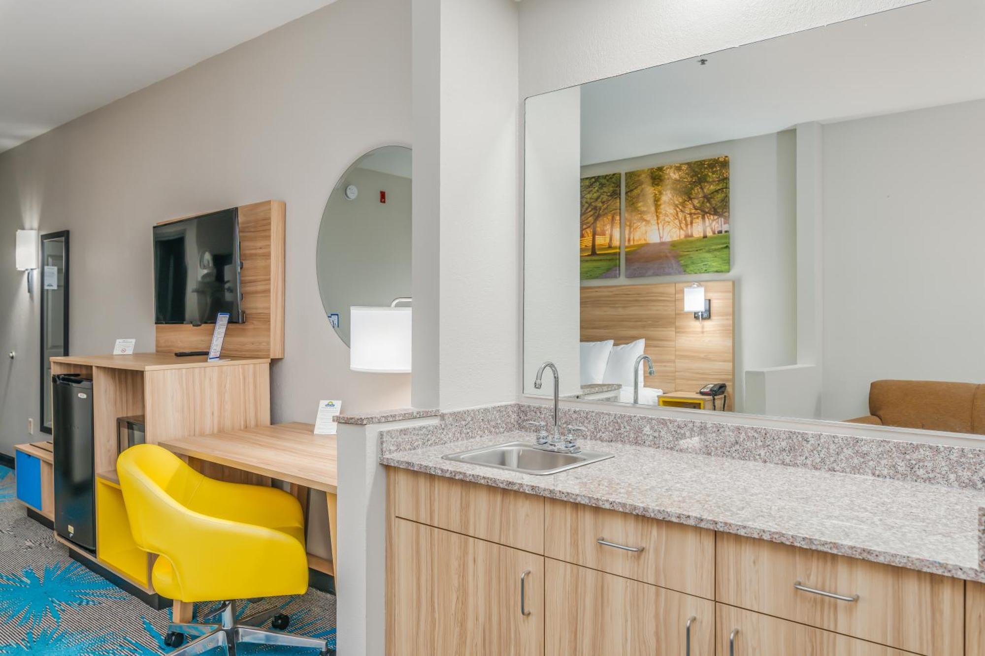 Days Inn & Suites By Wyndham Prattville-Montgomery Exteriör bild